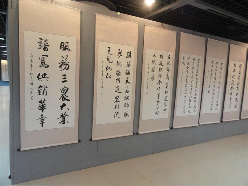 興業(yè)廣告八棱柱標(biāo)準(zhǔn)展板出租