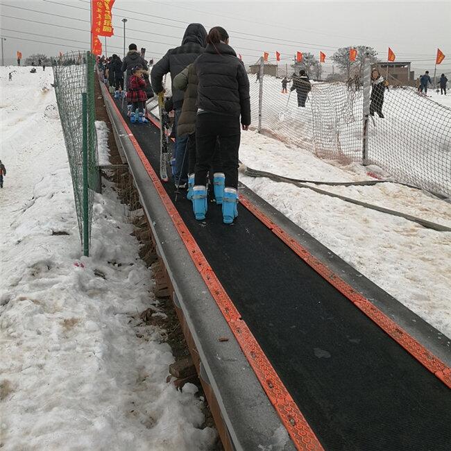 滑雪場(chǎng)魔毯輸送設(shè)備 運(yùn)行穩(wěn)定雪地魔毯價(jià)格