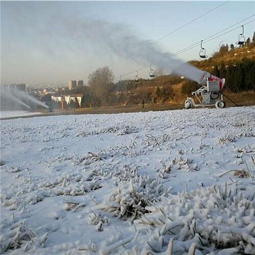 滑雪場(chǎng)沒(méi)有污染水凝結(jié)造雪設(shè)備 人工造雪機(jī)傍晚大量造雪