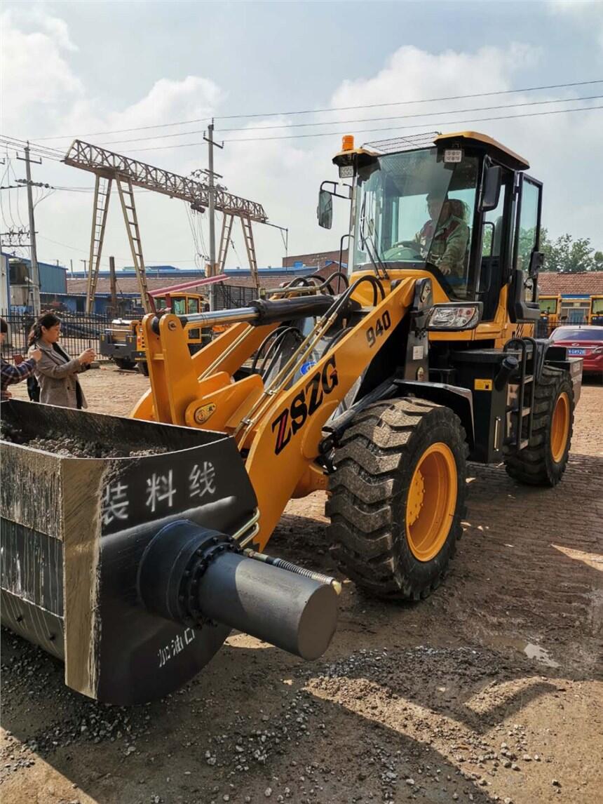 鏟車(chē)安裝混凝土攪拌斗  大功率裝載機(jī)安裝攪拌斗