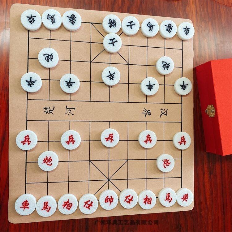 中國象棋帶禮盒兒童學(xué)生大號仿玉雕花棋子便攜式棋盤