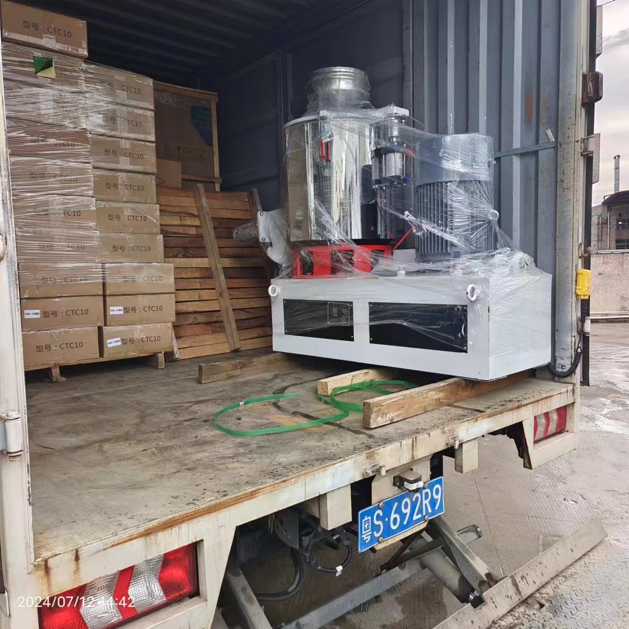 供應(yīng)100L塑料高速攪拌機(jī)塑料混料機(jī)不銹鋼攪拌機(jī)