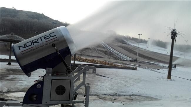 戲雪樂園景區(qū) 可用滑雪場造雪機(jī) 國產(chǎn)人工造雪設(shè)備