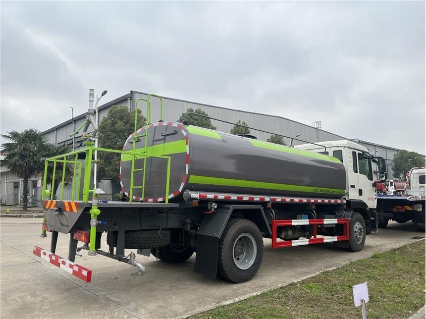 重汽豪沃寬體寬臥灑水車
 灑水車生產(chǎn)廠家 湖北成龍威專用汽車有限公司