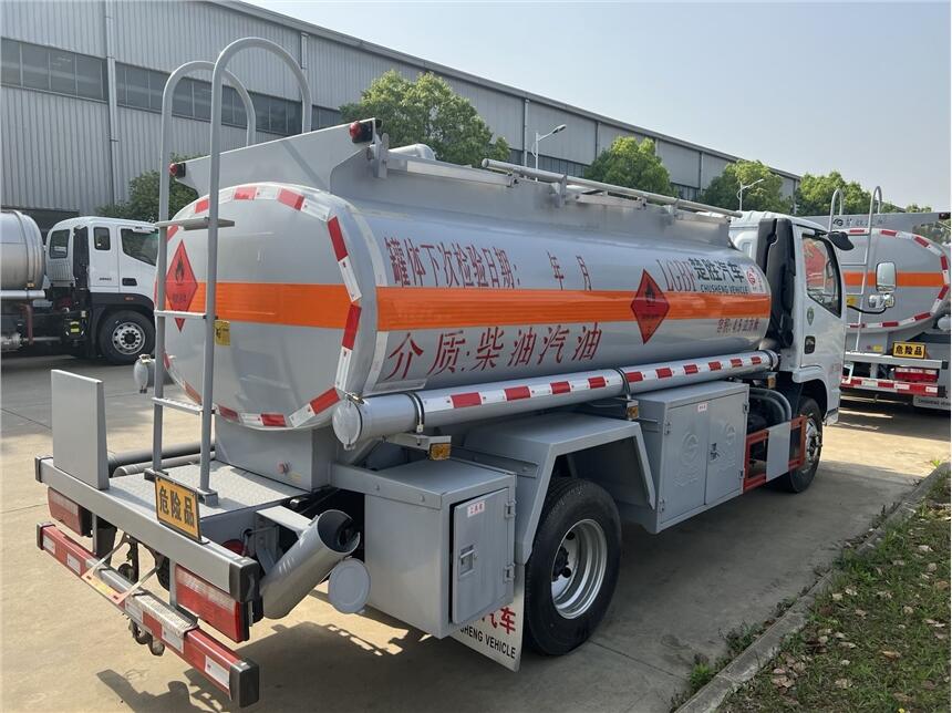 东风多利卡黄牌4.5方油车 3吨采购油罐车 出口型油罐车
