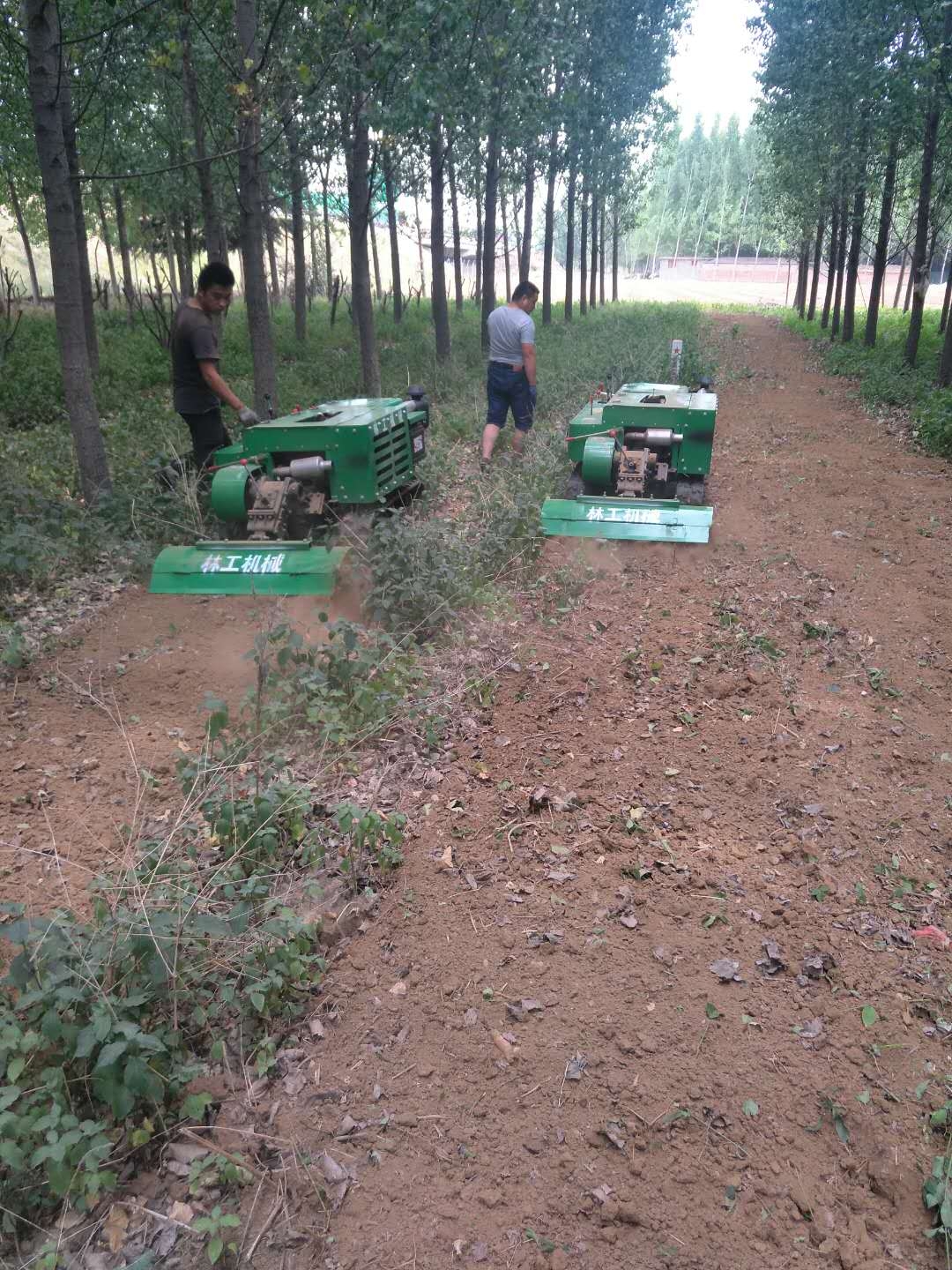 化德縣壟間培土機林工生產