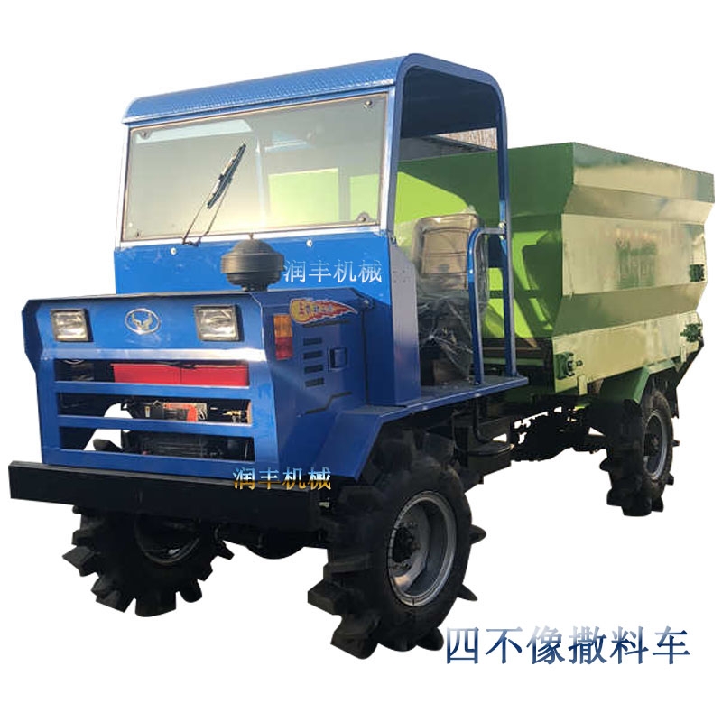 新聞:貢山短時(shí)間的牛場(chǎng)撒料車(chē) 柴油三輪的撒料車(chē)