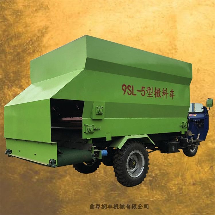 天鎮(zhèn)縣流動型喂料車 干草料拋料車 潤豐動力足的喂料車