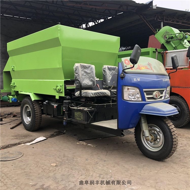 天鎮(zhèn)縣流動型喂料車 干草料拋料車 潤豐動力足的喂料車