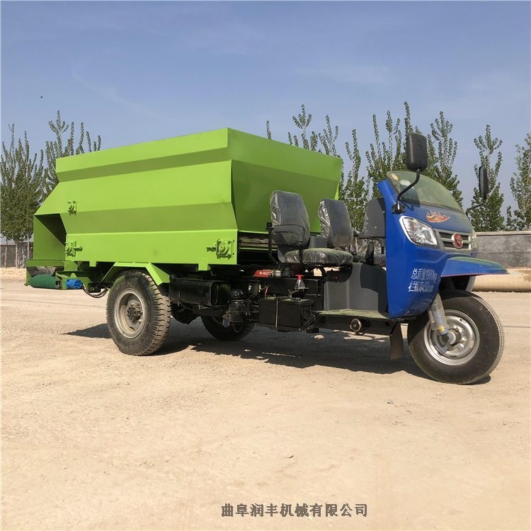 天鎮(zhèn)縣流動型喂料車 干草料拋料車 潤豐動力足的喂料車