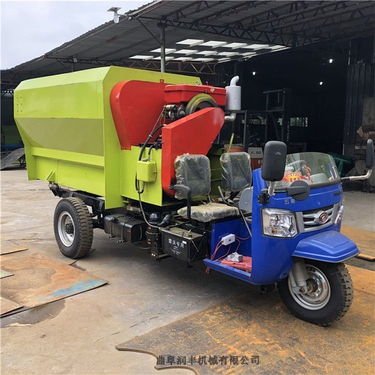 天鎮(zhèn)縣流動型喂料車 干草料拋料車 潤豐動力足的喂料車