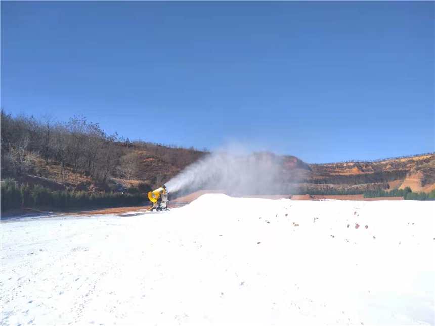 冬季就要有雪的美景 冰雪乐园造雪机 滑雪场造雪机 国产造雪机厂家