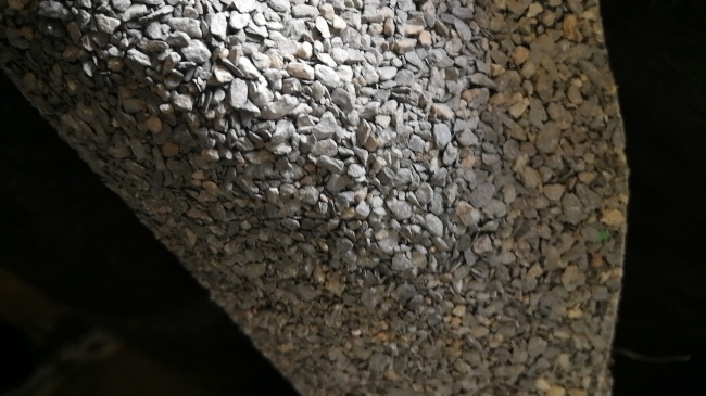 網(wǎng)裂貼憑借其優(yōu)異的性能和簡便的施工方式，已成為道路維護和修補中的重要材料。