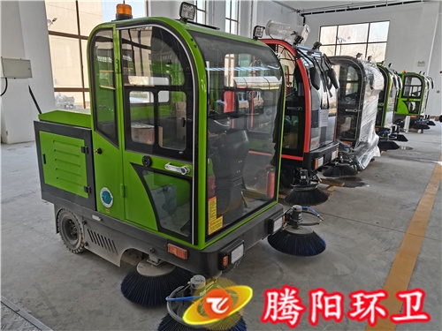 騰陽一米九電動(dòng)駕駛式掃地車簡(jiǎn)介