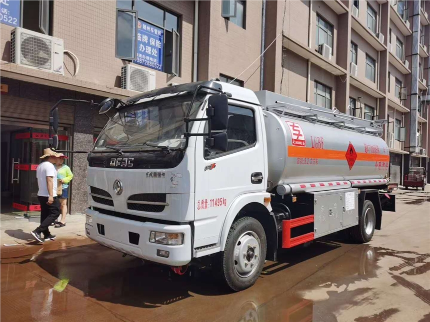 油罐車加油車賺錢嗎   湖北哪家廠家質(zhì)量服務(wù)好   包上戶可按揭全國可送貨上門