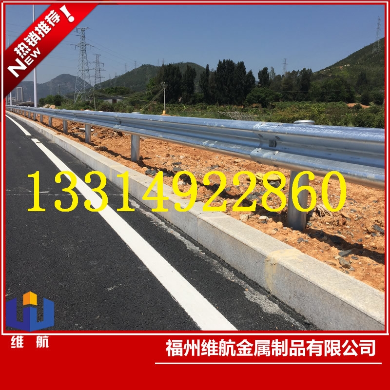 福建護欄板廠家供應(yīng)公路波形護欄單面波形梁鋼護欄可安裝配送