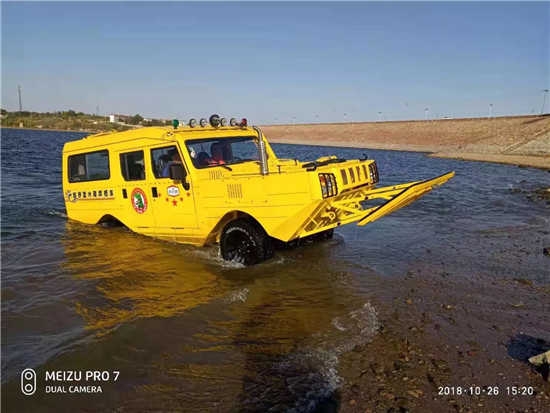 霸王龙BWL水陆两栖全地形车-进入水中像船一样在水面漂浮