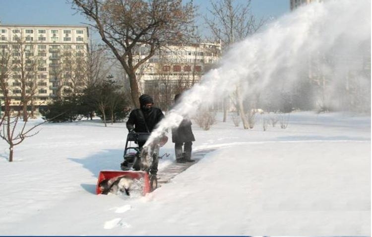 难得一见的小型道路除雪机  清雪快到不敢相信