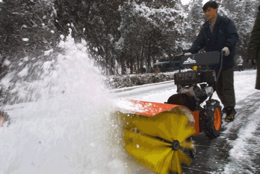 轻松搞定各类场所积雪   抛铲扫三合一 安全 清扫快