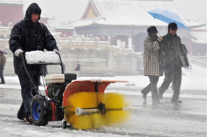 这除雪机真是厉害  清雪快  效率高 节省人力  小型自动扫雪机