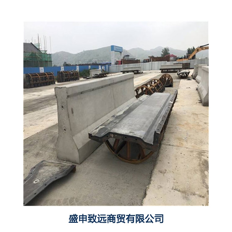 公路隔離墩鋼模具隔離帶隔離墩模具交通隔離帶模具價(jià)格