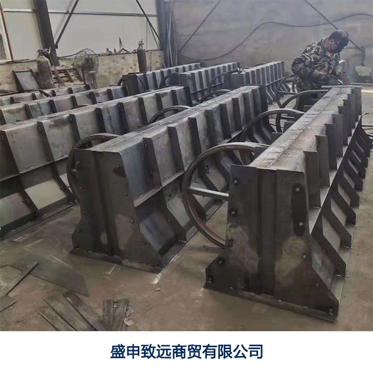 隔離墩鋼模具尺寸公路隔離帶模具交通隔離帶模具批發(fā)