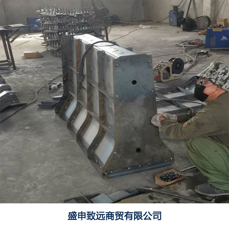 公路隔離墩鋼模具新型水泥隔離墩鋼模具欄桿隔離帶模具廠