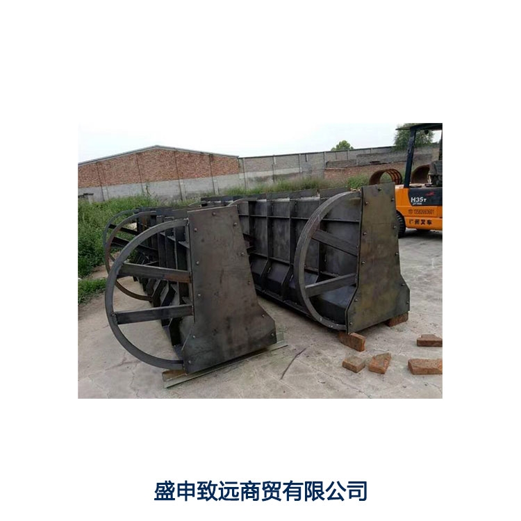 隔离墩钢模具生产厂家公路水泥隔离墩钢模具栏杆隔离带模具厂