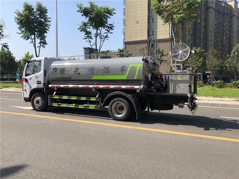 公路洒水车哪里有卖_多利卡环卫洒水车价格洒水车