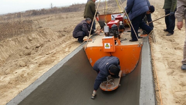 現(xiàn)澆一次U型渠成型機(jī)