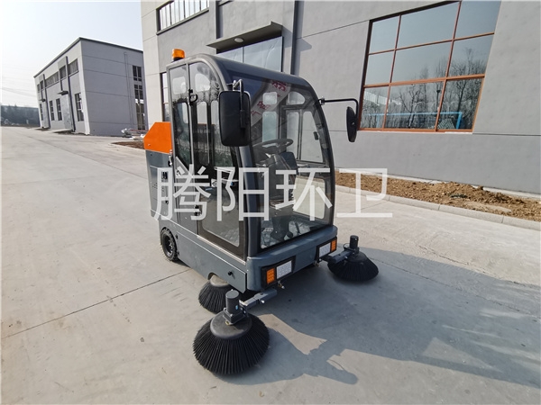 物流園使用電動(dòng)掃地車(chē)有什么好處