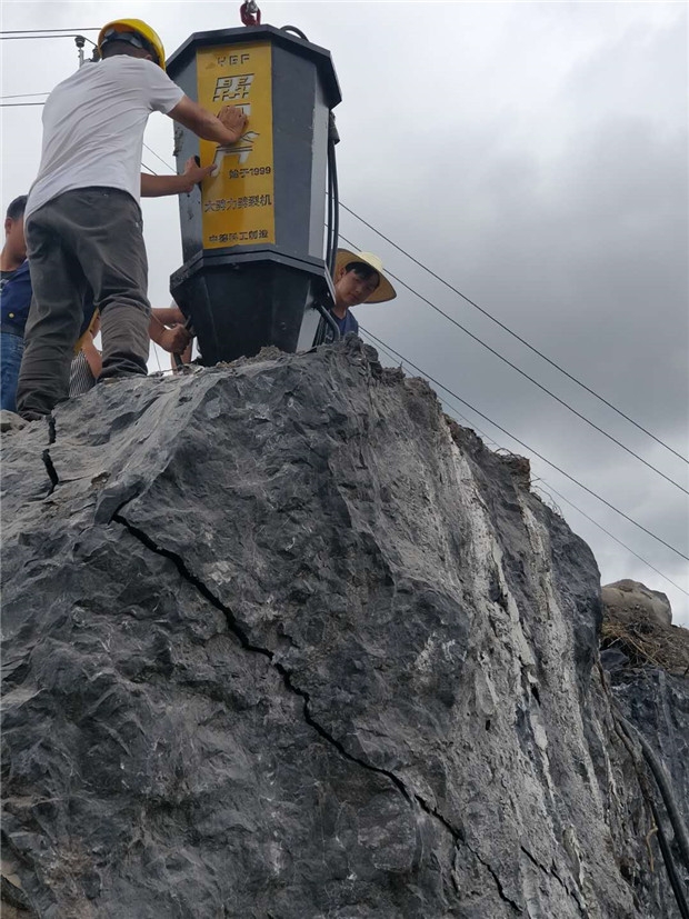 鎂礦開采不能放炮用什么高品質的劈裂機文山