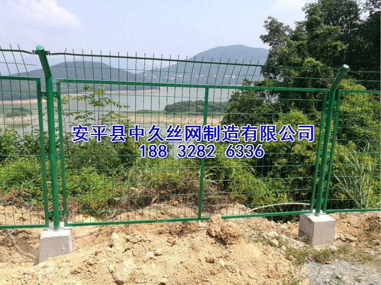 包塑隔离用防护网 隔离栏车间护栏网高速公路双边丝护栏网