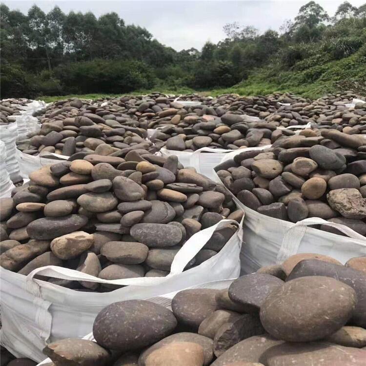 普洱市人工湖低鋪設(shè)天然鵝卵石 鵝卵石濾料商家 榮茂