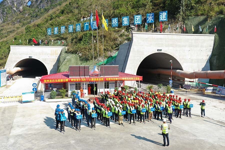 都巴路四分部举办隧道基层,电缆沟及洞口工程现场观摩