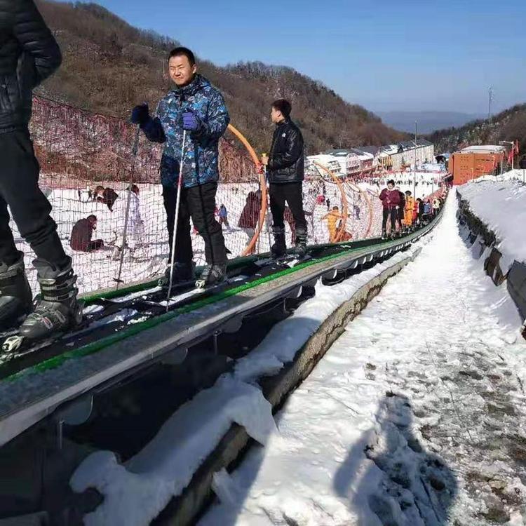  诺泰克滑雪场魔毯不同于拖牵变频爬坡式输送带