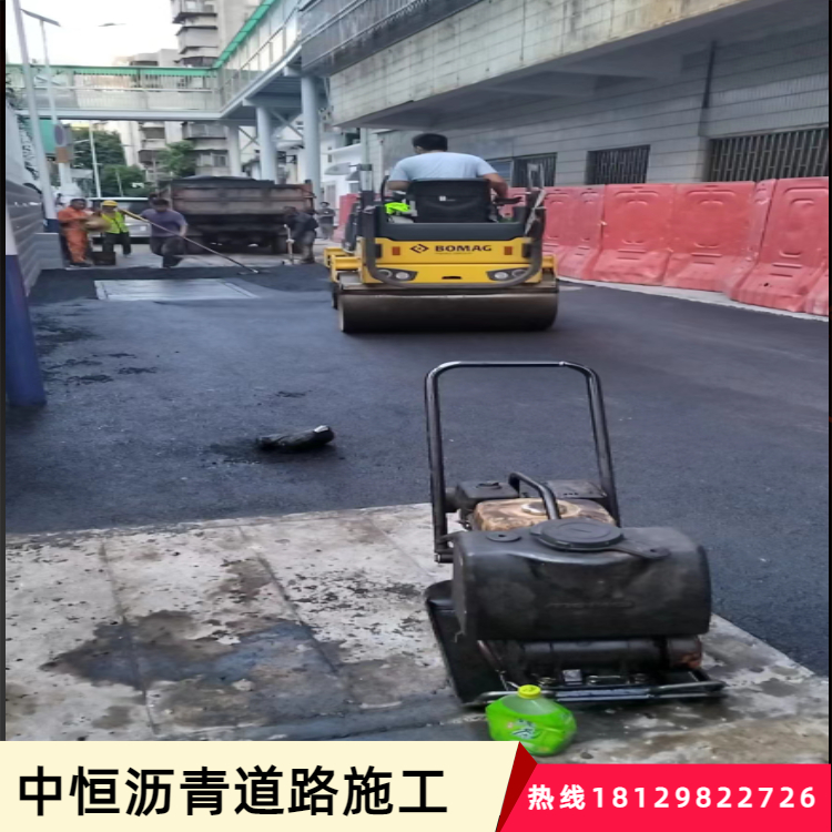 中恒公园彩色人行路沥青道路摊铺施工经验足效率高