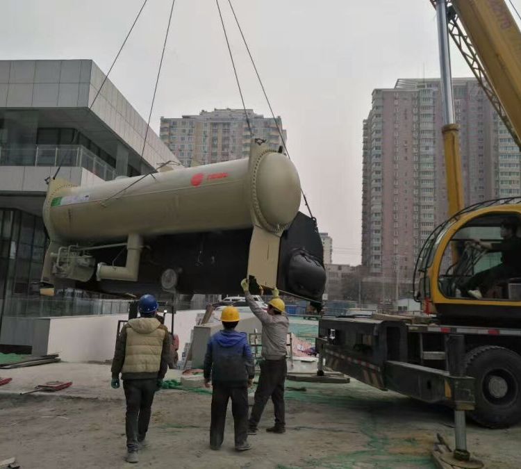 冷水机组设备搬运到地下室就位空调设备人工起重吊装