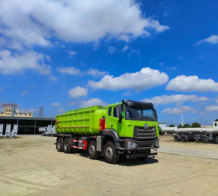 污水處理廠處置污泥運輸車綠色環(huán)保滴水不漏