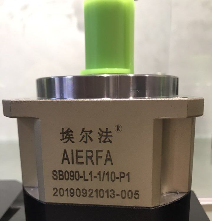 埃尔法4级立式齿轮减速机100w-15kw传动比3-1800