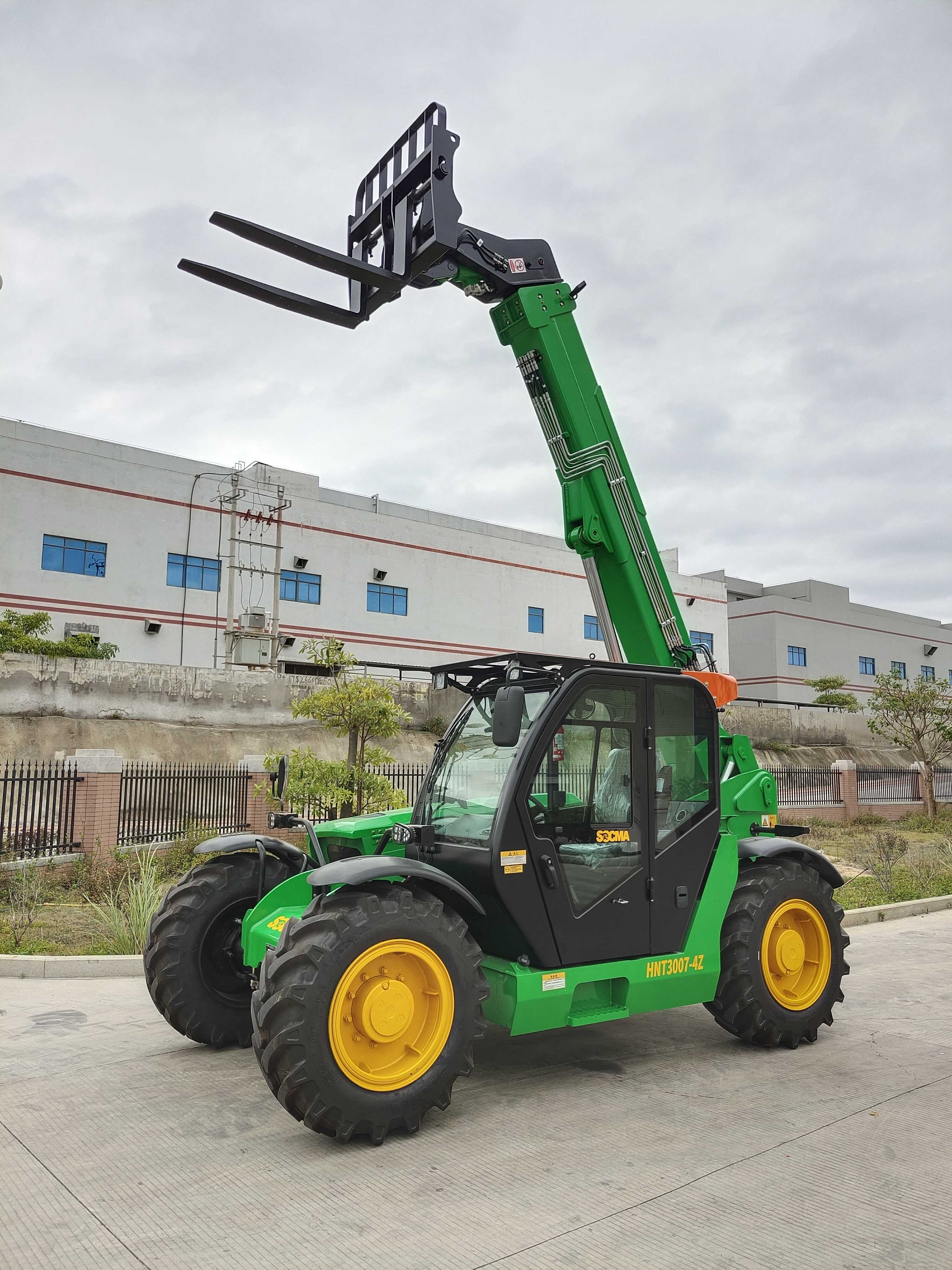 伸縮臂叉車叉裝車四輪越野多功能高空作業(yè)華南重工廠家生產