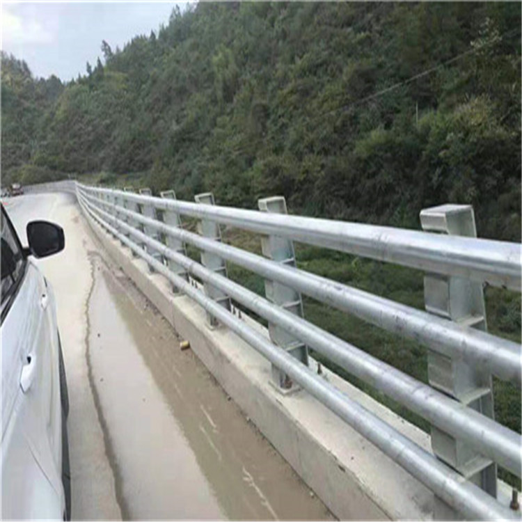 坡道防护用无缝管河道防护栏杆桥梁防撞护栏烤漆抗冲击寿命长