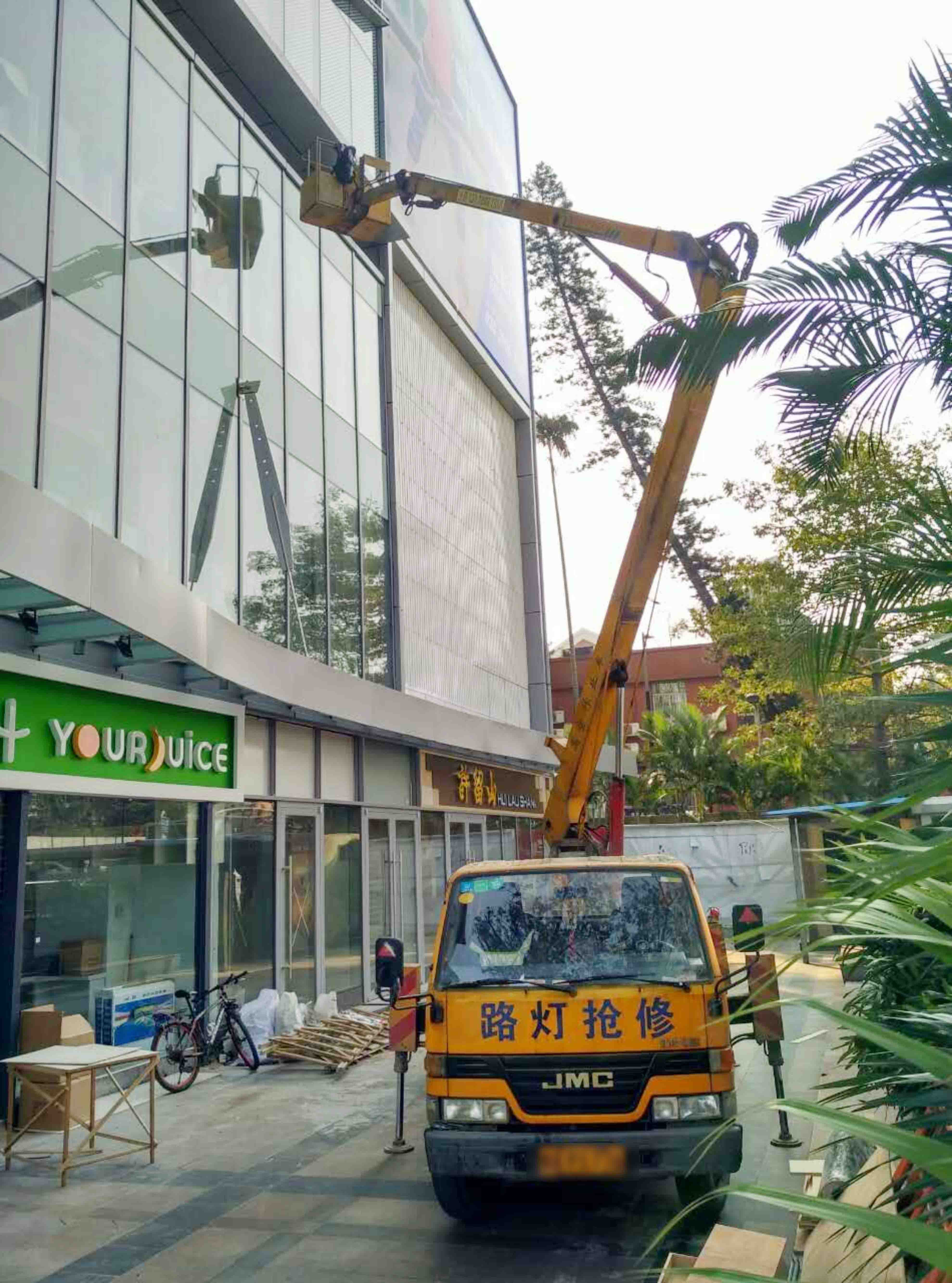 花都高空车出租 花都升降车出租一个路灯车出租的故事