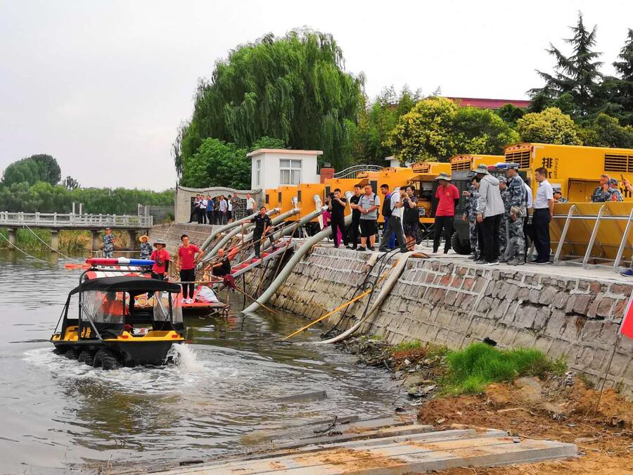 WX-8×8型水陆两栖车，兼备汽车与船舶的属性，水域救灾中小型水陆两栖车