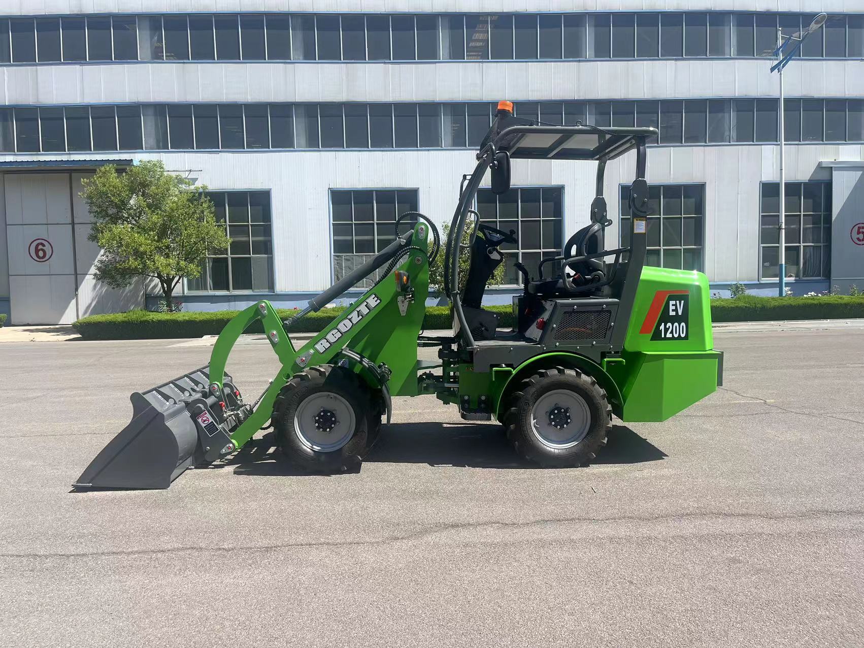 新能源電動小鏟車養(yǎng)殖場清理電動裝載機四驅(qū)裝載機電鏟車