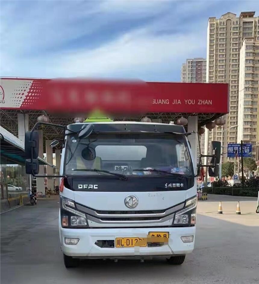 东风福瑞卡8吨油罐车