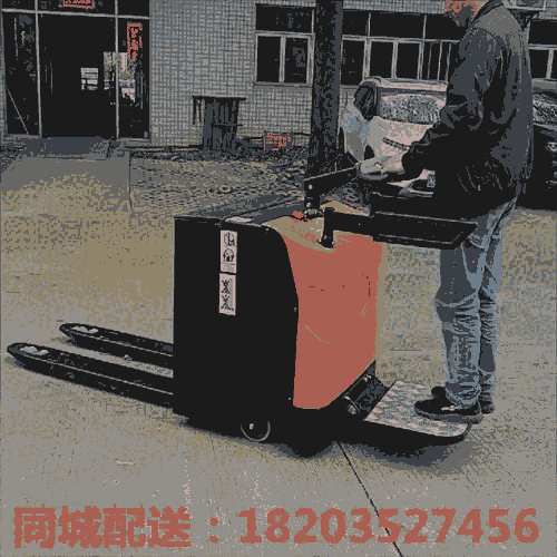 送貨#陜西 60°轉(zhuǎn)彎堆高叉車1.5噸電動叉車液壓轉(zhuǎn)向 河南許昌