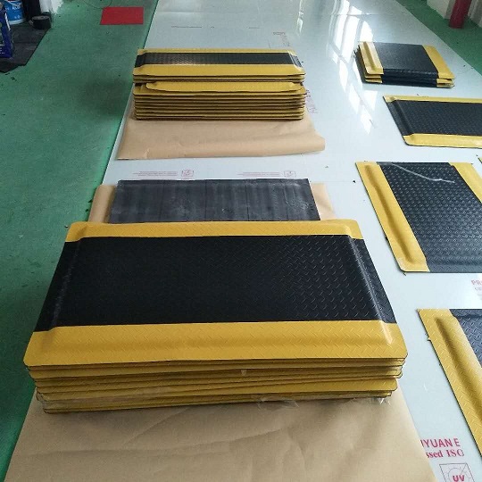 灰色防疲勞腳墊，環(huán)保20mm抗疲勞地墊，龍之凈外貿(mào)防靜電桌墊