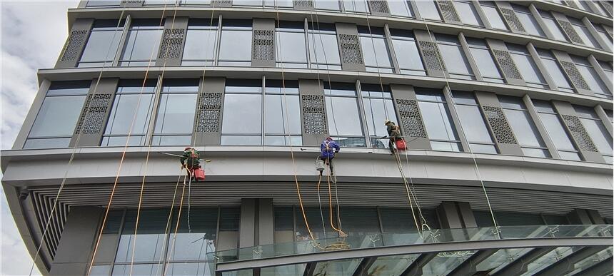 福建泉州市百葉窗安裝蜘蛛人高空外墻清洗外墻空鼓敲掉