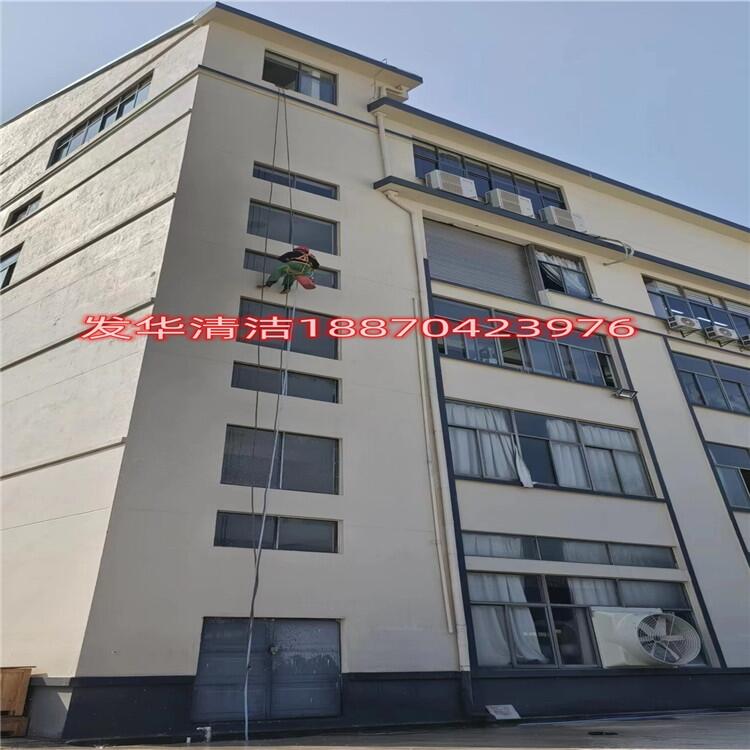 外墙翻新团队为维修哈卡斯方便大家素养助力家园焕新